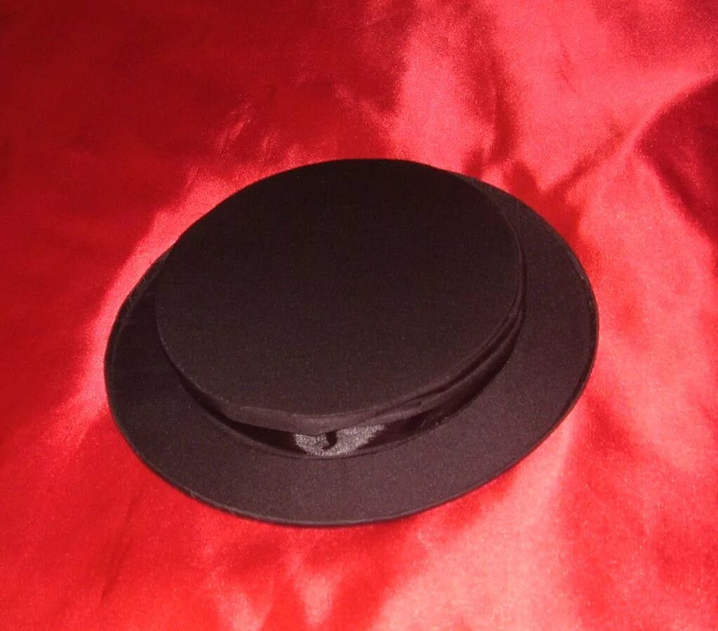 складной цилиндр гаити. складная шляпа цилиндр. шляпа цилиндр красный. раскладной цилиндр. складной цилиндр 8 букв.