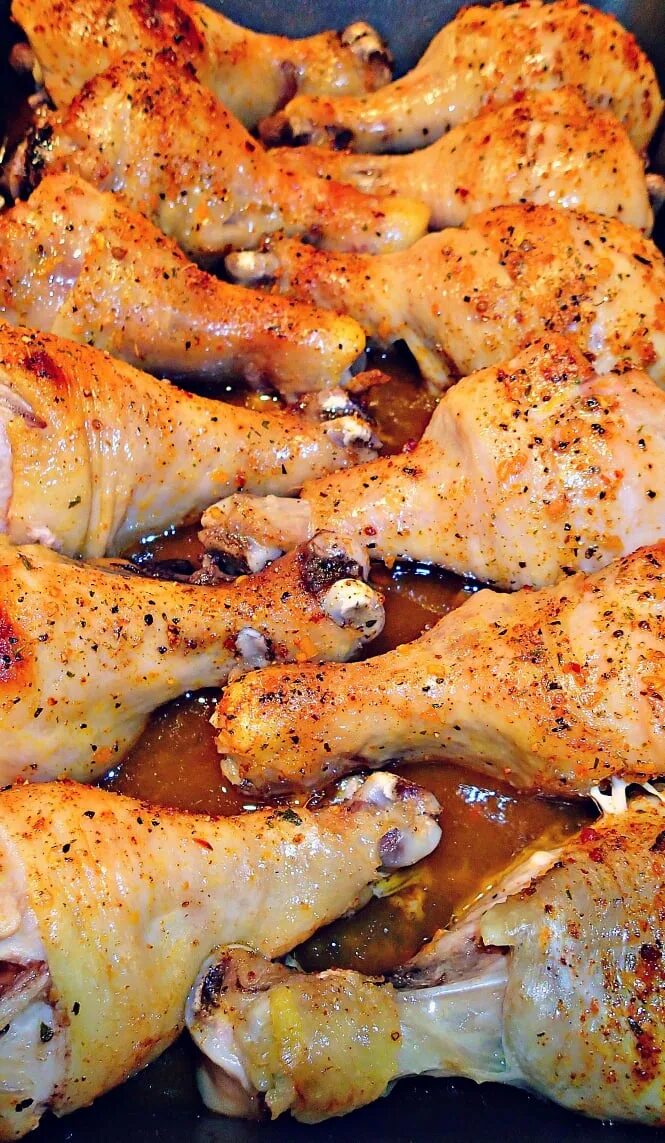 Куриные ноги рецепт. Куриные голени в духовке. Запеченные куриные ножки в духовке. Куриная голень запеченная в духовке. Запечённая голень курицы в духовке.