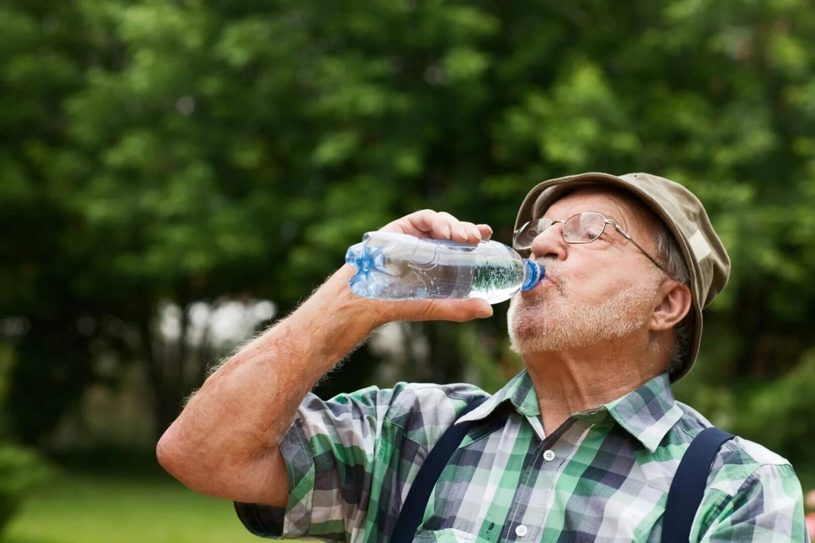 Жажда. Человек пьет воду. Человек пьющий воду. Мужчина пьет воду. Питье воды.
