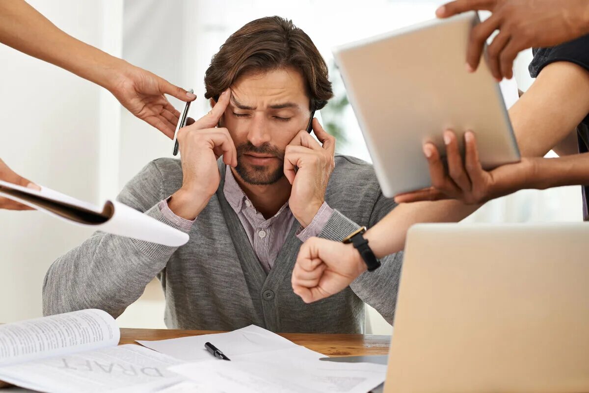 Do one s job. Мужчина на работе. Занятой человек. Занятой мужчина. Мужчина в стрессовой ситуации.
