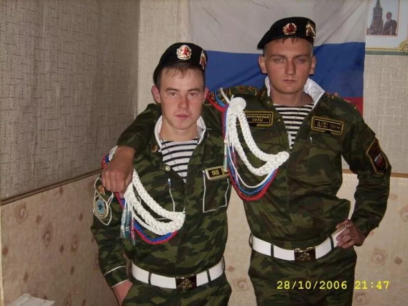 Дембель в бою. Дембель стройбата. дембельская форма 90-х. форма дембеля стройбат. парадная форма стройбата.