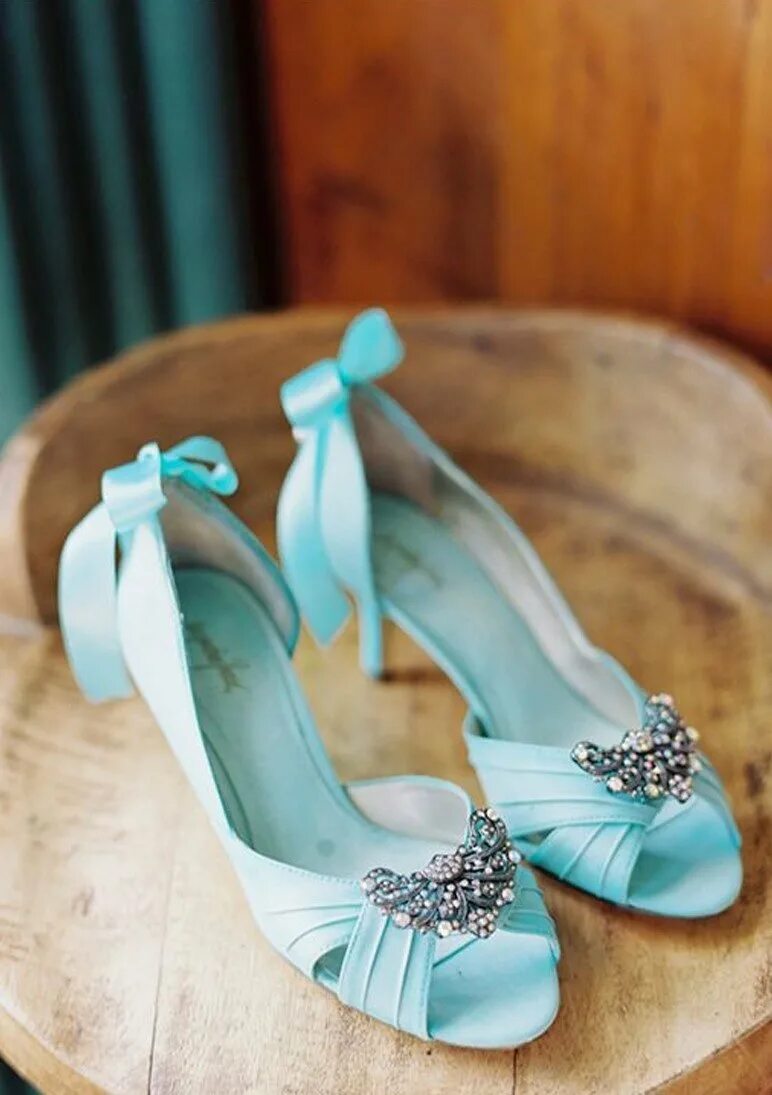 Голубая женская обувь. Бирюзовые туфли. Голубые туфли. Туфли бирюзового цвета. Туфли бирюзовые на каблуке.