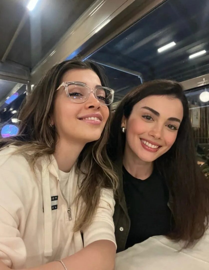 Harry H adlı kullanıcının Beautiful panosundaki Pin Kızlar, Fotoğraf, İpek