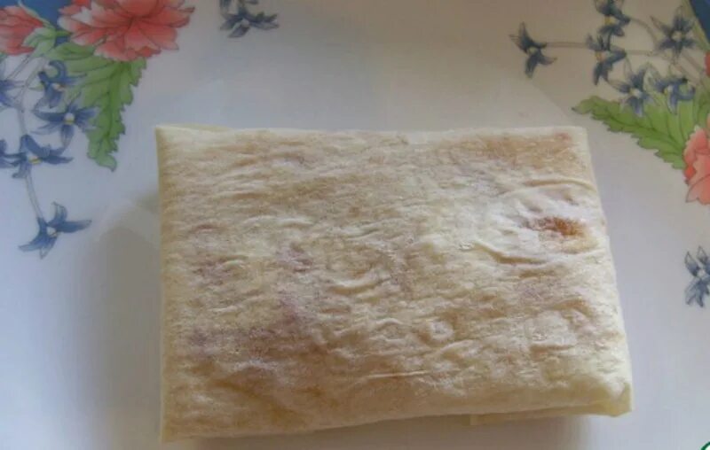 Как сделать из лаваша квадратики. Прямоугольник из лаваша. Из нарезанного лаваша. Квадратики из лаваша. Армянский лаваш конвертики.