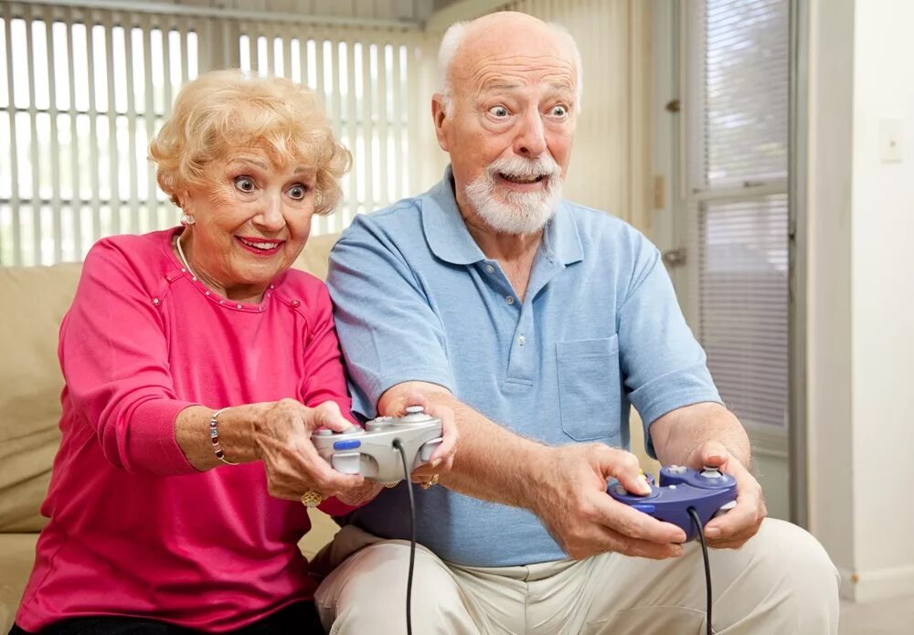 Счастливые пожилые люди. Счастливые старики. Счастливые пенсионеры. Игрушки для пожилых людей.