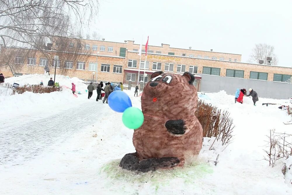 Снежные фигуры. Снежные фигуры в школе. Конкурс фигур из снега. Медведь из снега.