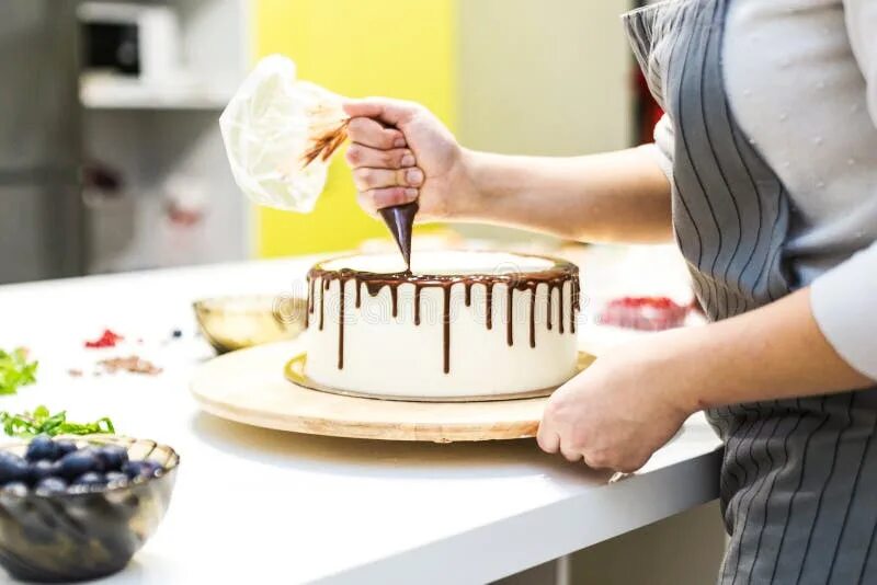 Make that cake. Девушка кондитер. девушка кондитер взбивает. торты и кулинария cakes cooking. кондитер украшает торт из мешка.