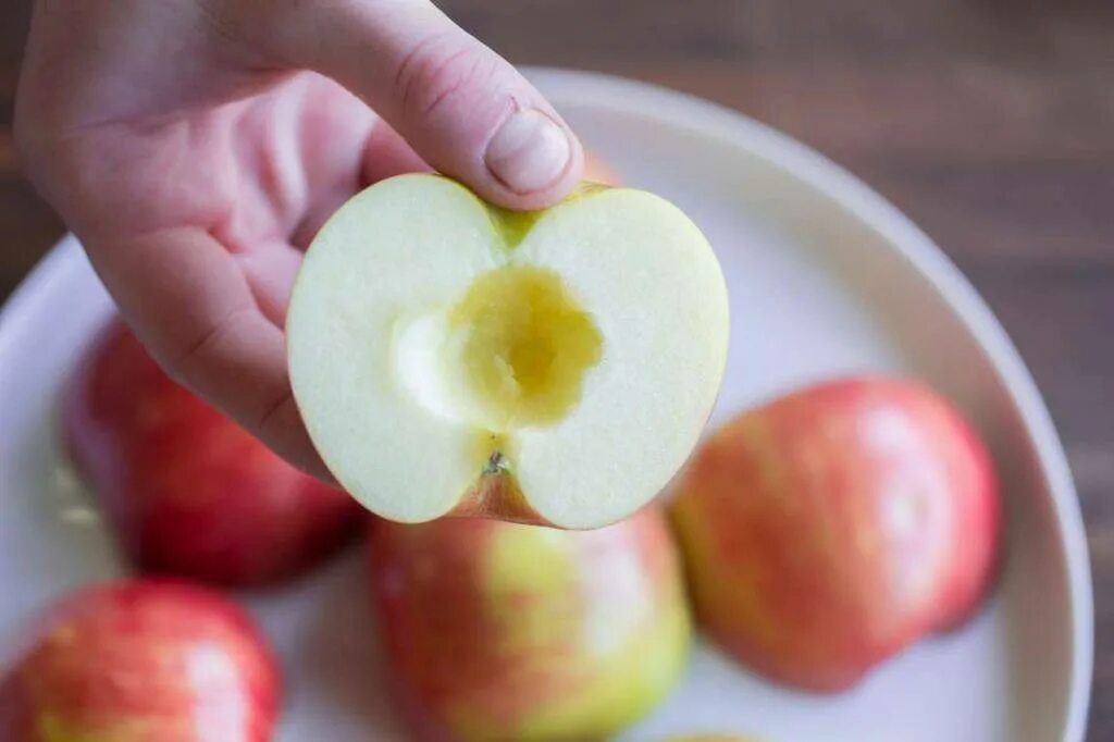 Почему появляется яблоко. Молодильное яблоко. Большое вкусное яблоко. Приснились яблоки. Кушает яблоко.