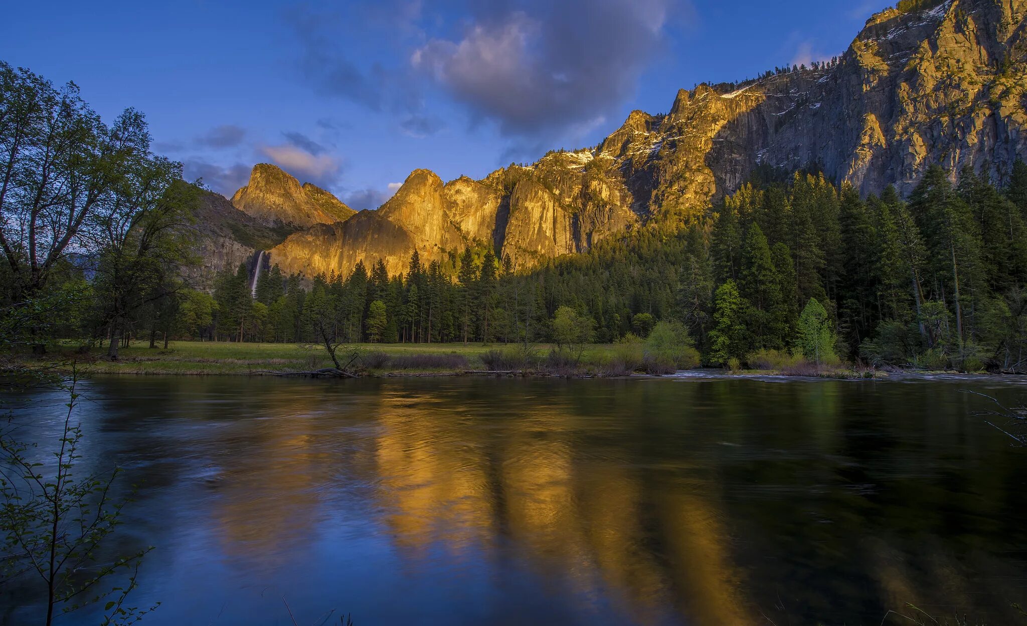Lake vs river. У озера. Джун лейк. Zermatt швейцария озеро. V lake.