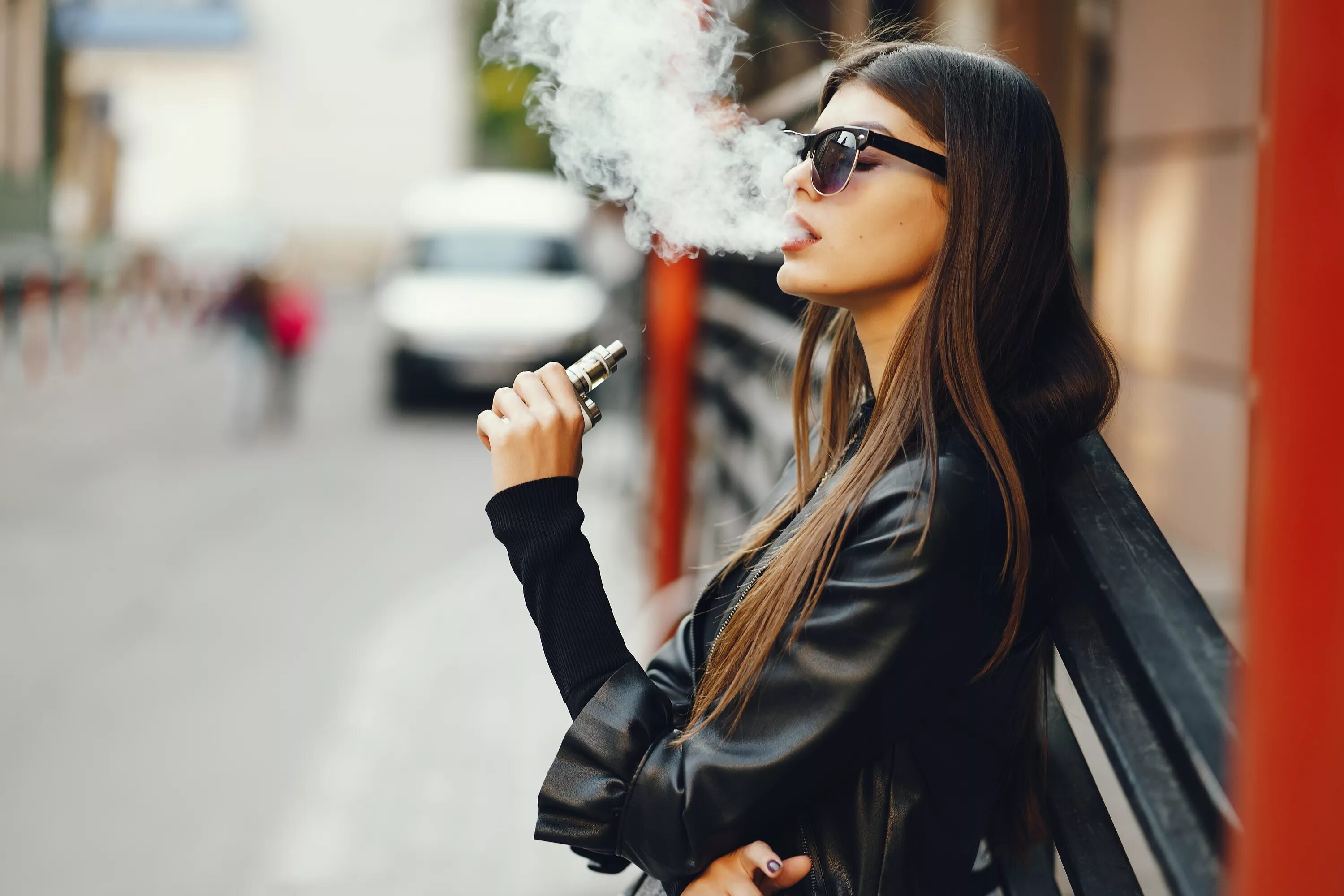 Дым со словами. Девушка курит. Девушка с сигаретой. Курящая девушка. Девушка с электронной сигаретой.