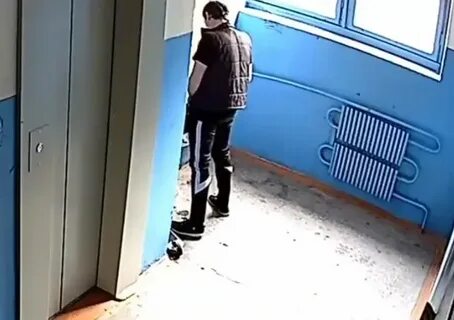 Писает в подъезде