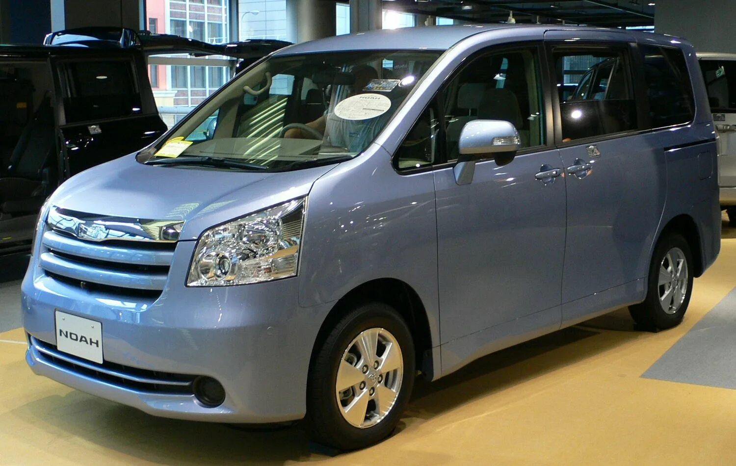 Toyota noah hybrid 2018. Тойота ноах 2012. Toyota noah 2015. Тойота ноах 2010 года. Toyota noah 2004.
