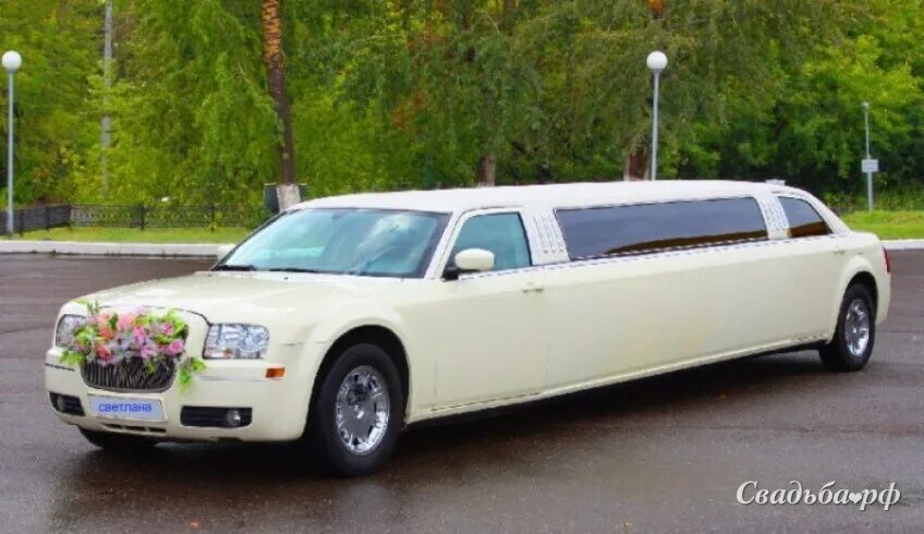 Черный лимузин крайслер с300. Арендовать лимузин с водителем. Chrysler 300c лимузин. Длинная машина на свадьбу. Мерседес 221 лимузин.