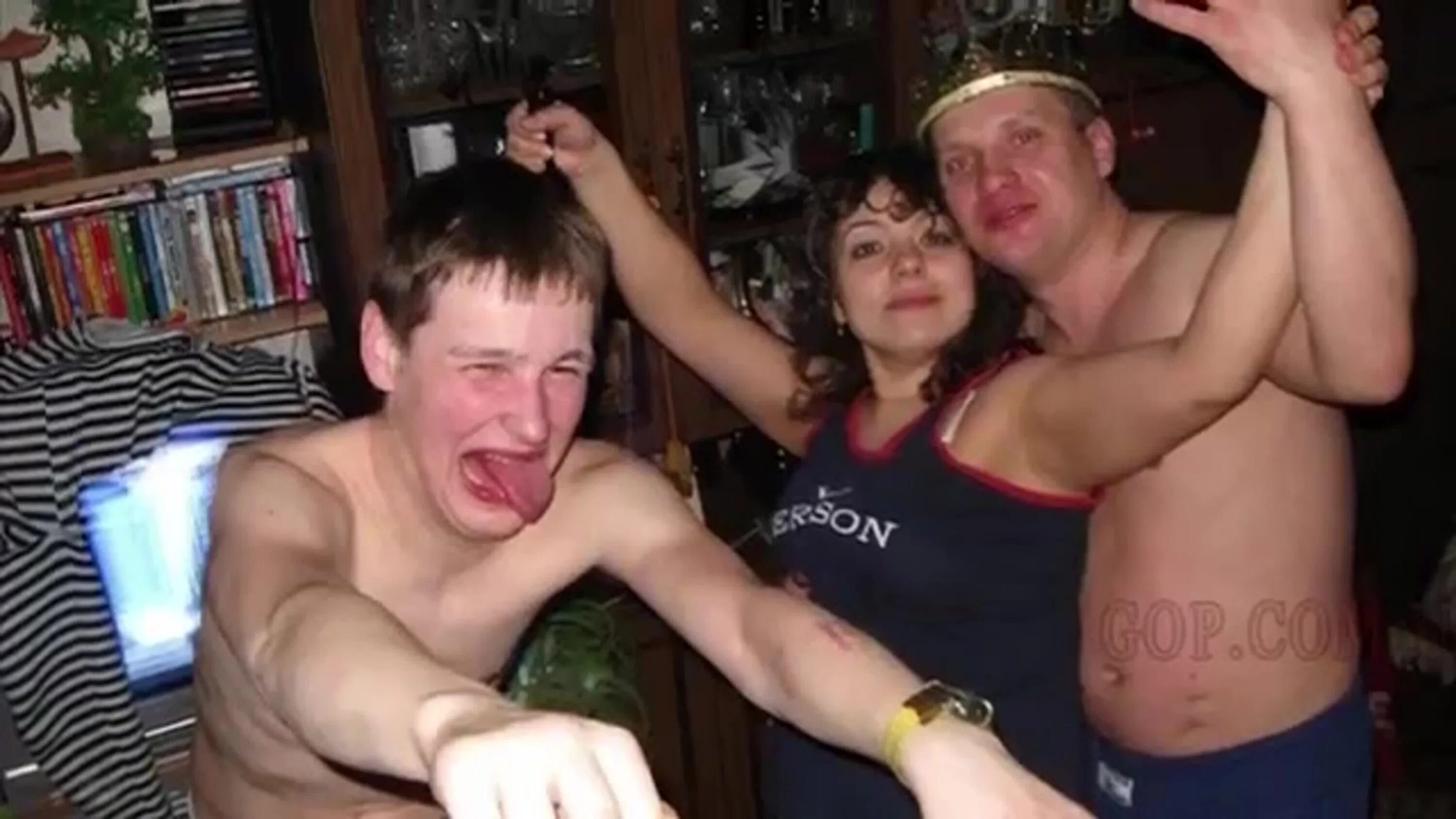 дебилы из социальных сетей. пьяные придурки. чудики парни из социальных сетей.