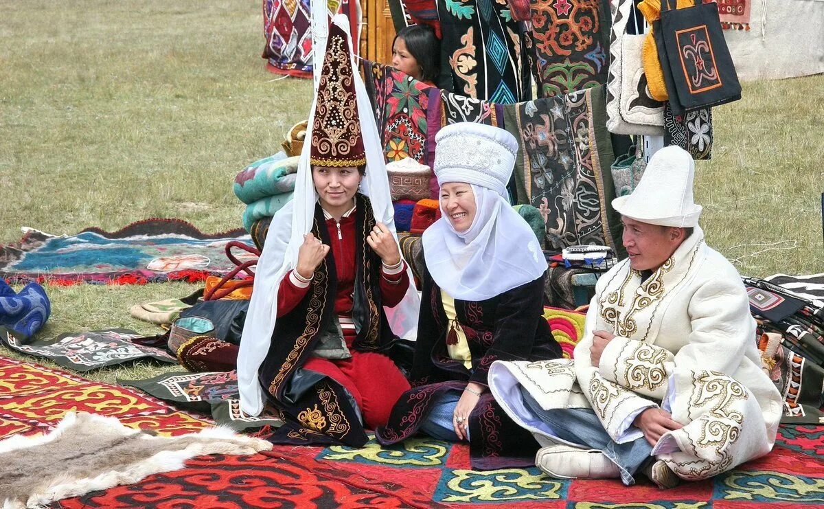 Близ кий киргиз кий. Киргизистан Национальная одежда. Кыргызская Национальная одежда праздник Нооруз. Традиции Киргизии Кыргызстана. Национальная шокуло Кыргызстана.