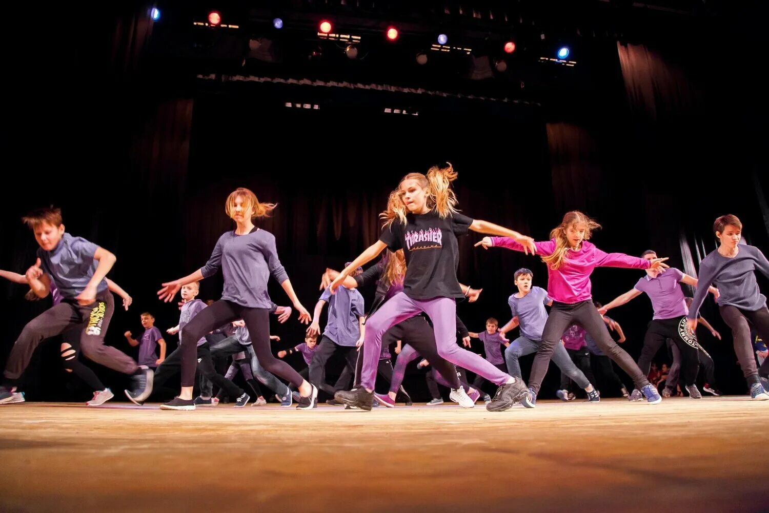 Танцы взрослые группы. Современные танцы. Танцы современные для подростков. Современная хореография. Школа современных танцев для детей.