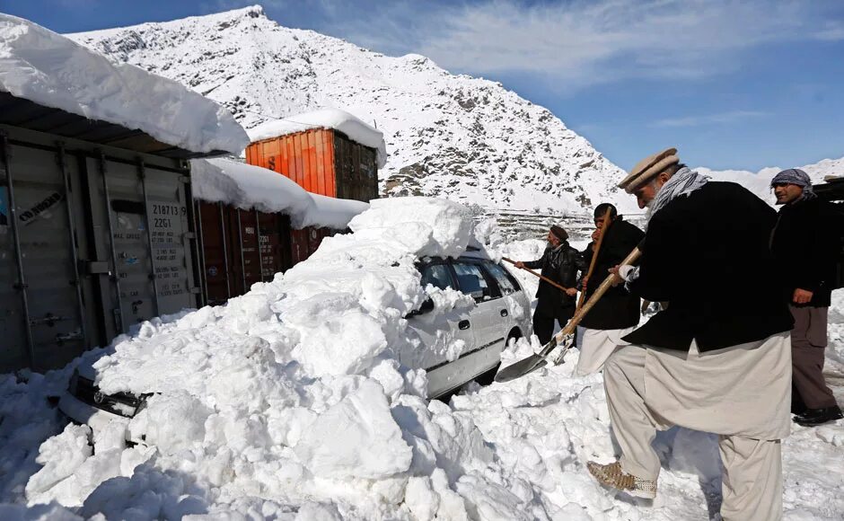 1 февраля 2015 г. 2008 Снежная буря в Афганистане. Лавина в Афганистане 2015. Сход лавины Афганистан.