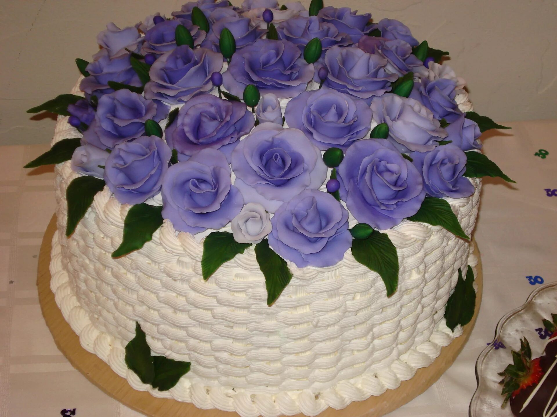 Над воротами занялась красивее торты. Красивые торты на день рождения. Торт кремовый. Красивые торты с цветами. Красивый торт для женщины.