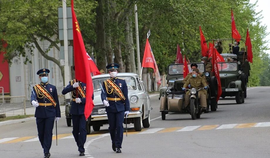 Парад проект. Парад Победы Темрюк. Парад Победы в Темрюке 2007. Парад у дома ветерана 2020 Темрюкский район. Парад в Темрюке 2022.