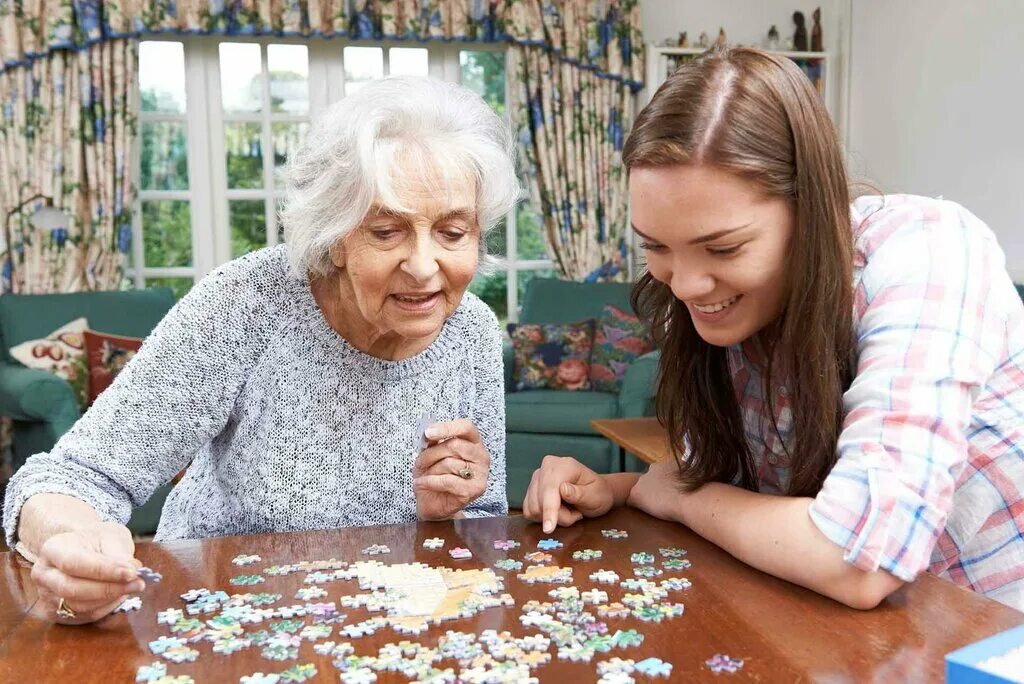 Бабушке помогала по дому. Пазлы для пенсионеров. Пенсионеры. Человек собирает пазл. Пенсионеры собирают пазл.