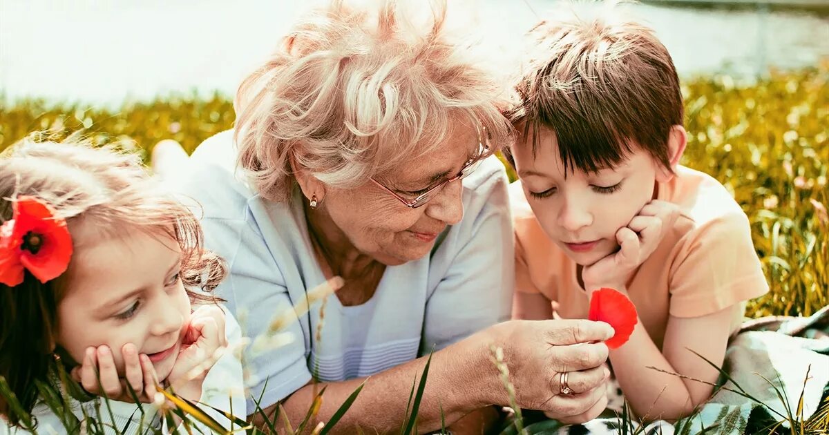 Мамы тоже дети. Любовь родителей к детям. Бабушка с внуками. Доброта и любовь. Бабушка воспитывает внука.