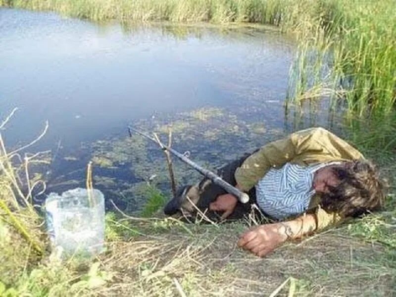 Скуф на рыбалке. Рыбак с удочкой. Скуф на рыбалке. Летняя рыбалка. Рыбак в лодке.