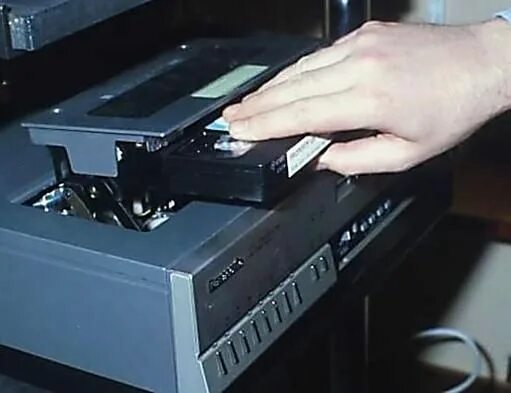 Почему видеомагнитофон выбрасывает кассету. Панасоник 2000 видеомагнитофон. panasonic 2000 видеомагнитофон. видеомагнитофон royal vcr-18. vhs видеомагнитофон panasonic.