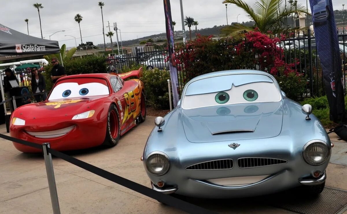 Молния маккуин прототип. Машины из тачки 2 в реальной жизни. Тачки tow mater. Прототипы тачек. Chevrolet corvette маккуин.