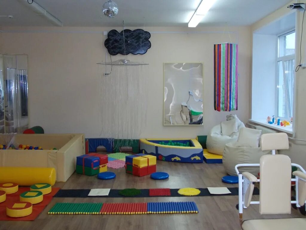 оснащение детских садов. уголок для игрушек для мальчиков. предметно-пространственная среда в доу по фгос. комнаты оборудуются отдельно в группах. украшение групповой комнаты в детском саду.