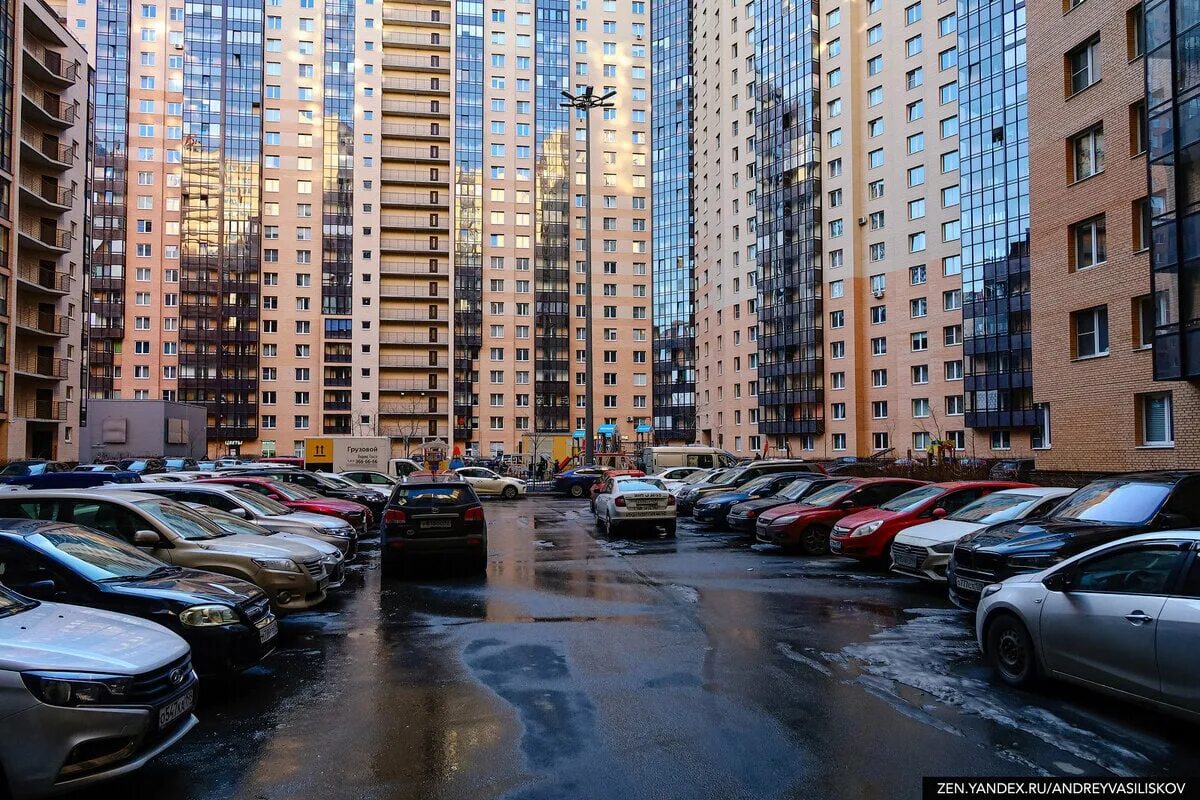 Самый большой жк. Человейник Санкт Петербург Кудрово Санкт-Петербург. Человейник в Кудрово. Человейник в Питере Кудрово. Человейник в Кудрово 35 подъездов.