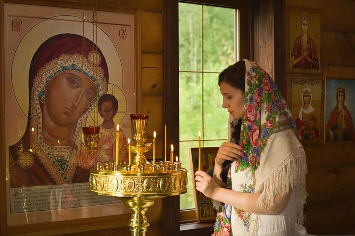 Можно ли в церковь в шапке женщине. Православная женщина в храме. Женщина молится в церкви. Женщина у иконы в храме. Православная девушка в храме.