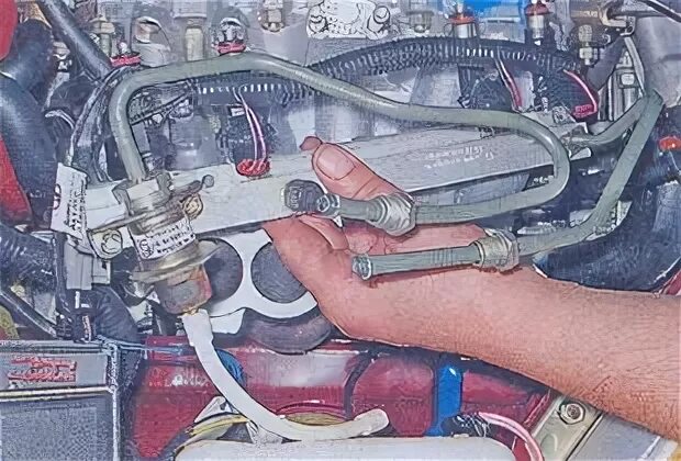 Как снять инжектор 2107. Снятие впускного коллектора ваз 2107 инжектор. Кран печки под капот ваз 2107. 7. Как снять инжектор 2107.