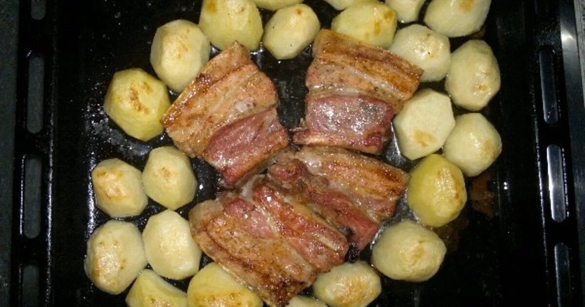 Свинина с картошкой простой. Рёбрышки в духовке с картошкой. Рёбрышки свиные в духовке с картошкой. Картофель с ребрышками в духовке. Ребра с картошкой в духовке.