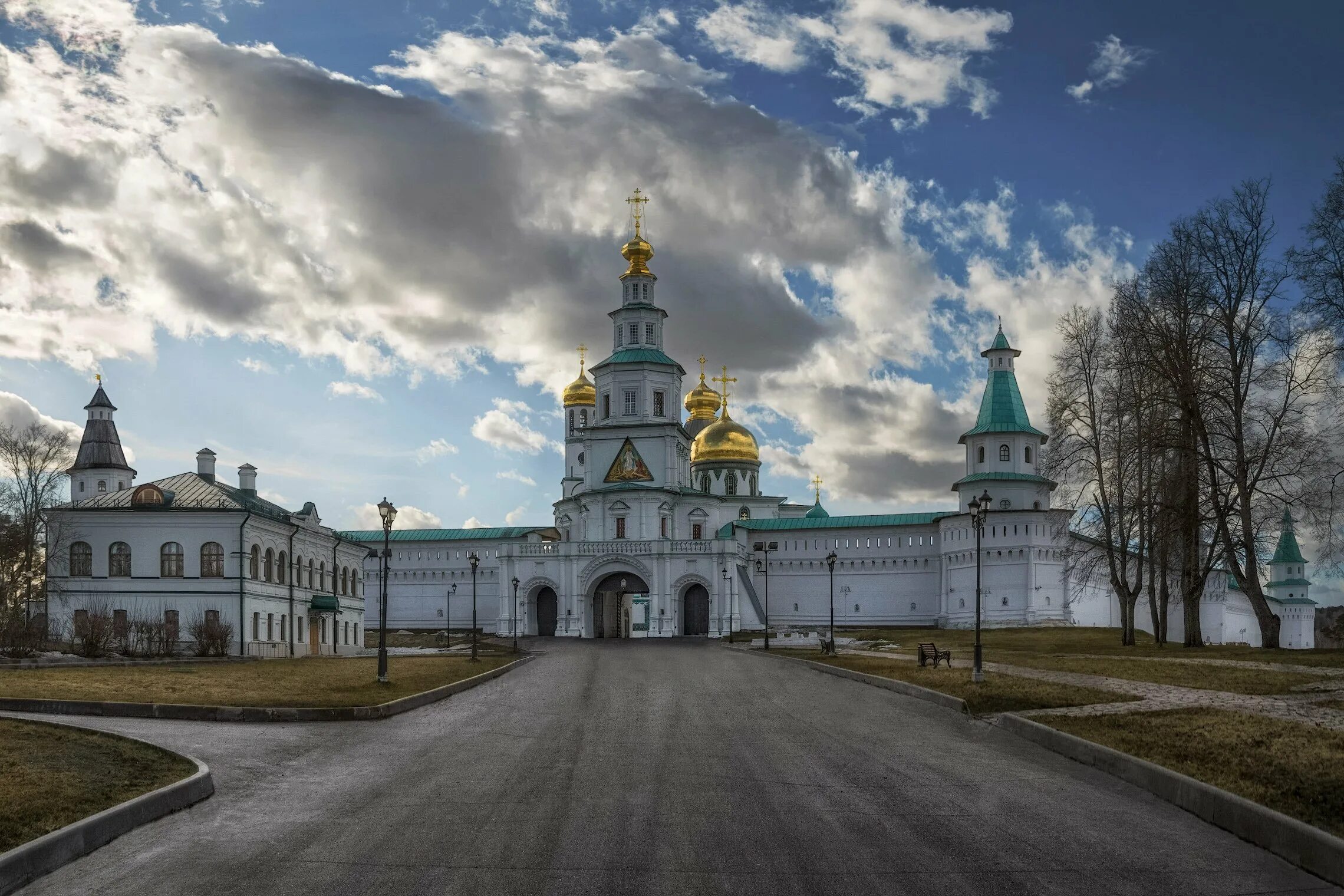 Звенигород Новоиерусалимский монастырь. Ново-Иерусалимский мужской монастырь в Звенигороде. Истра Новоиерусалимский храм ворота. Монастырь около Звенигорода въездные ворота. Подмосковный монастырь