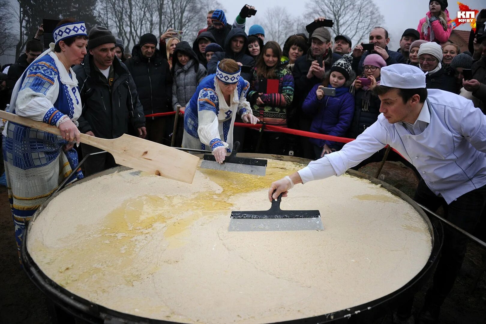 Самый большой блин на масленицу. Самый большой блин в мире рекорд. Самый большой блин в мире рекорд 1994. Самый большой блин в Англии 1994.