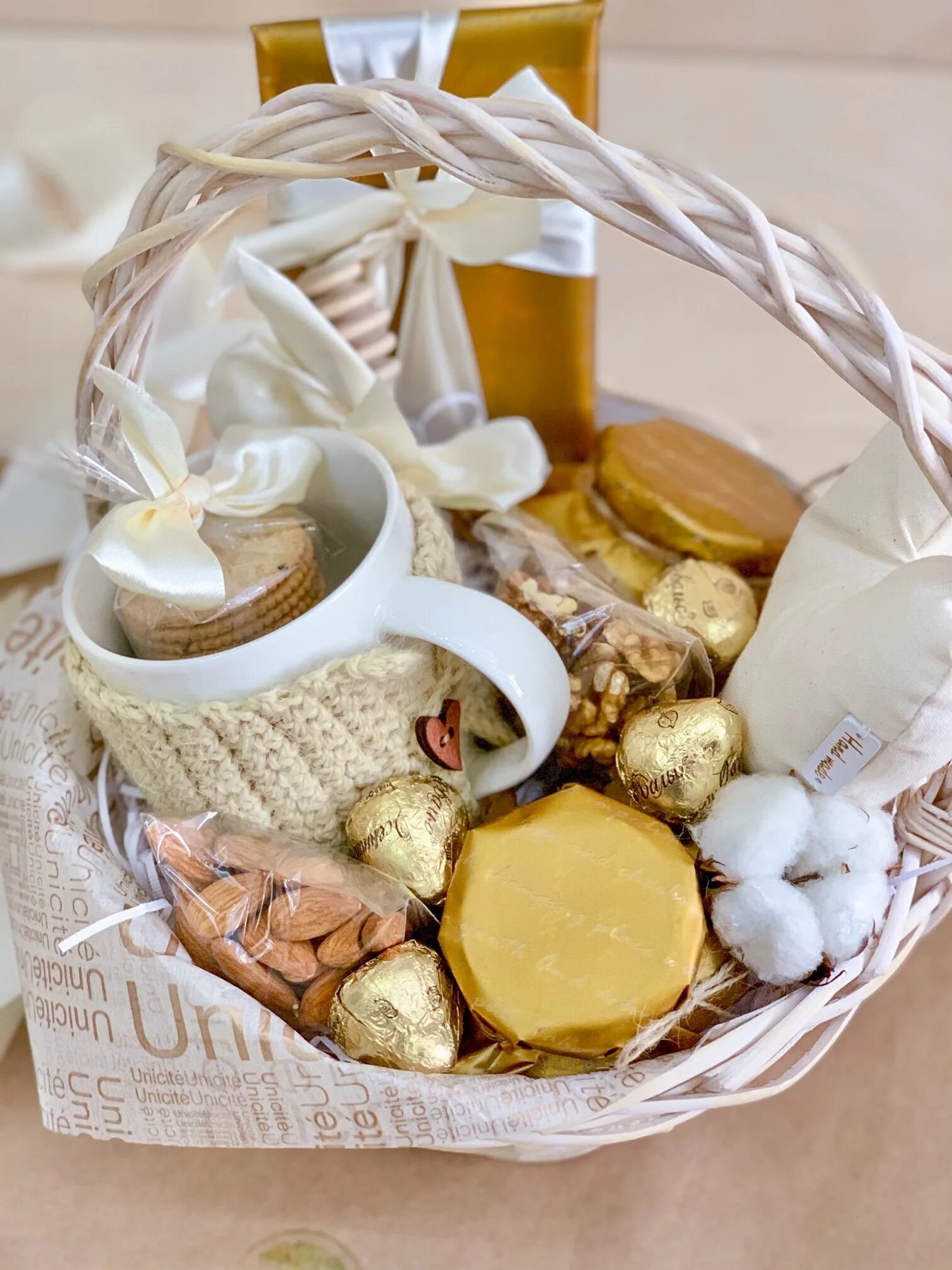 Кофе и конфеты в подарок. Подарочная корзина с чаем и конфетами. подарочный набор чай кофе конфеты. сладкий подарочный набор. подарочная корзина с выпечкой.
