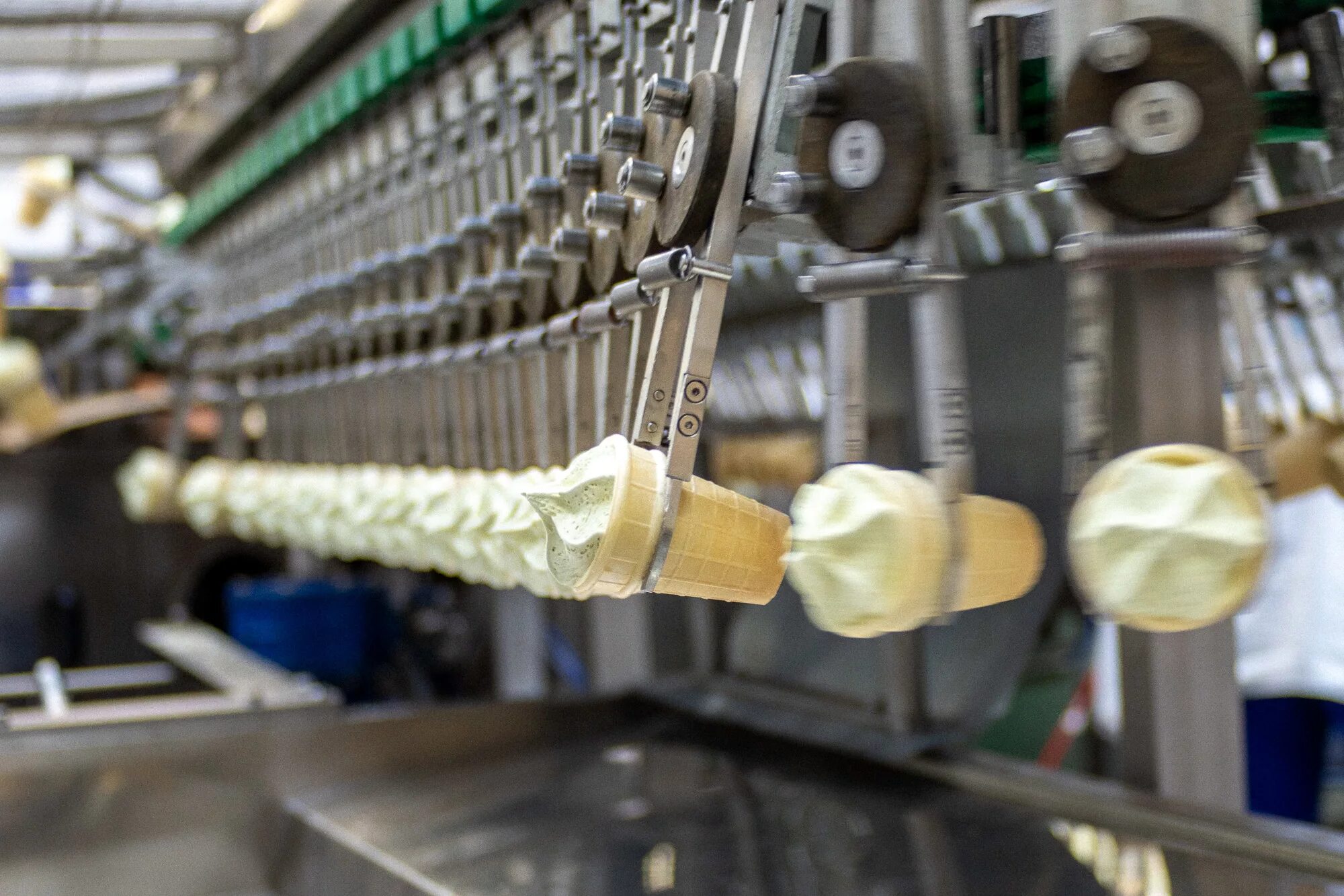 Завод лейс в кашире. Завод чипсов в кашире. Изготовитель мороженого. Как телефоны делают на заводе видео. Как делается завод.