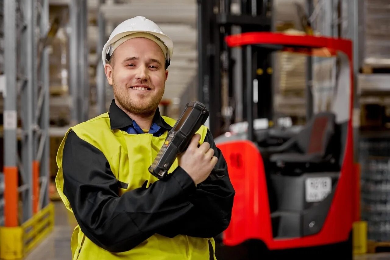 комплектовка товара на складе. комплектовщик 2 2 москва. упаковка товара на складе. комплектовщик с тсд сканером. работница склада.