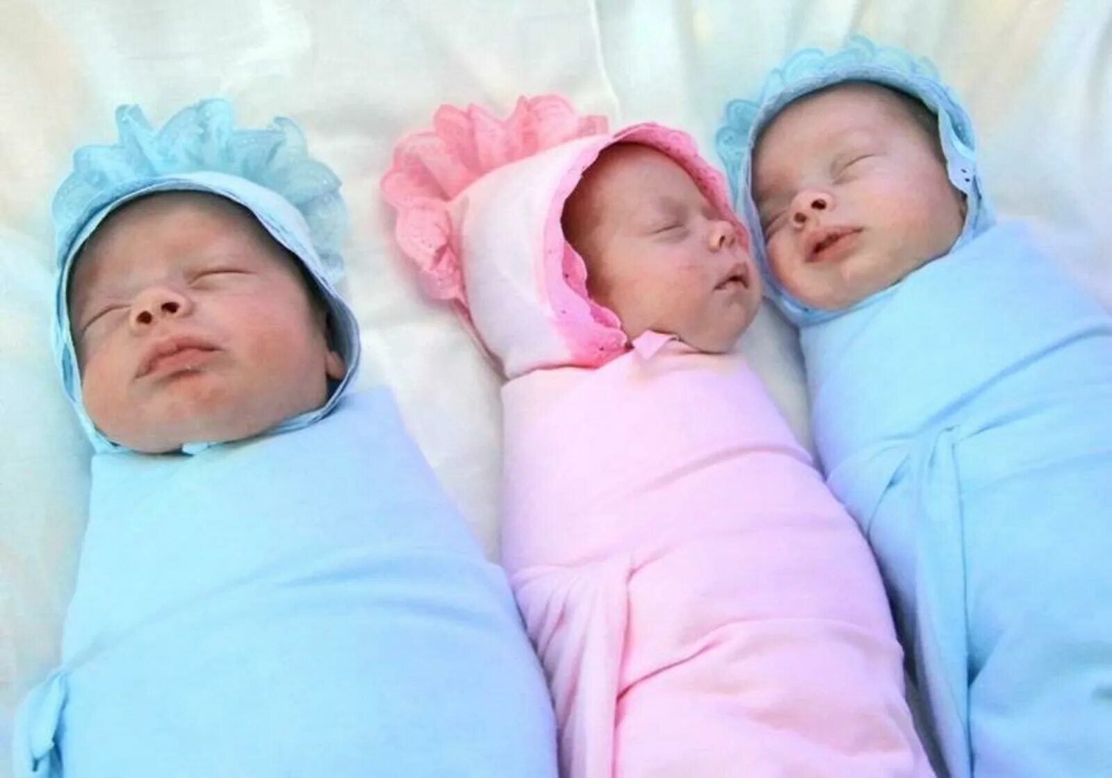 В каких странах родить ребенка. Новорождённые дети тройня. Тройняшки младенцы.