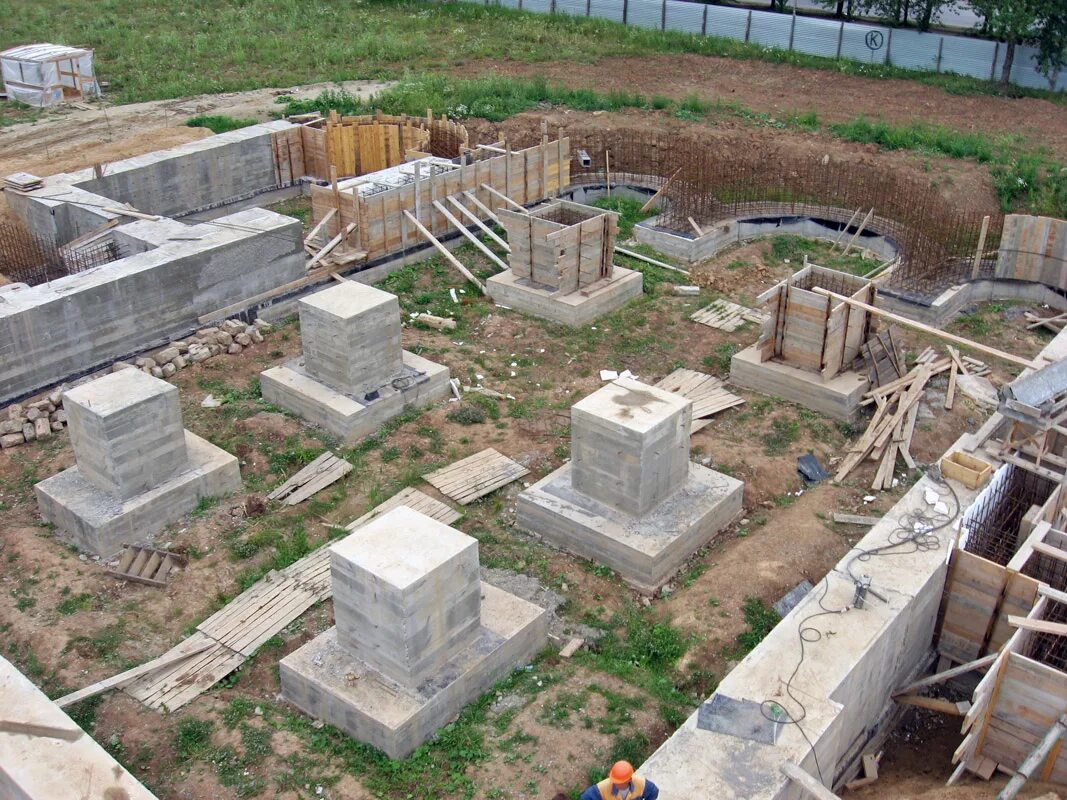 Закладка фундамента. Опалубка под ленточный фундамент. Монолитно сборный фундамент. Фундаменты под порталы. Стройка фундамента.