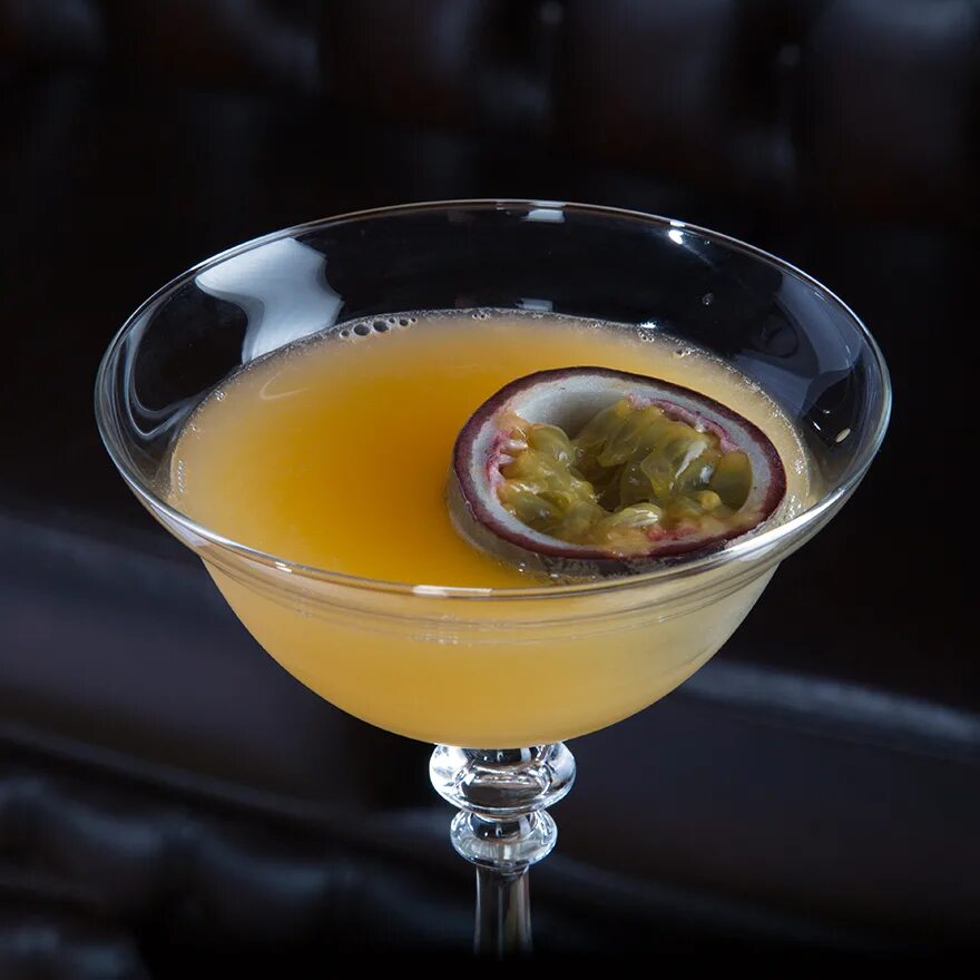 Passion fruit martini. Мартини маракуйя коктейль. Абсент маракуйя. Дайкири маракуйя. Passion Fruit коктейль.