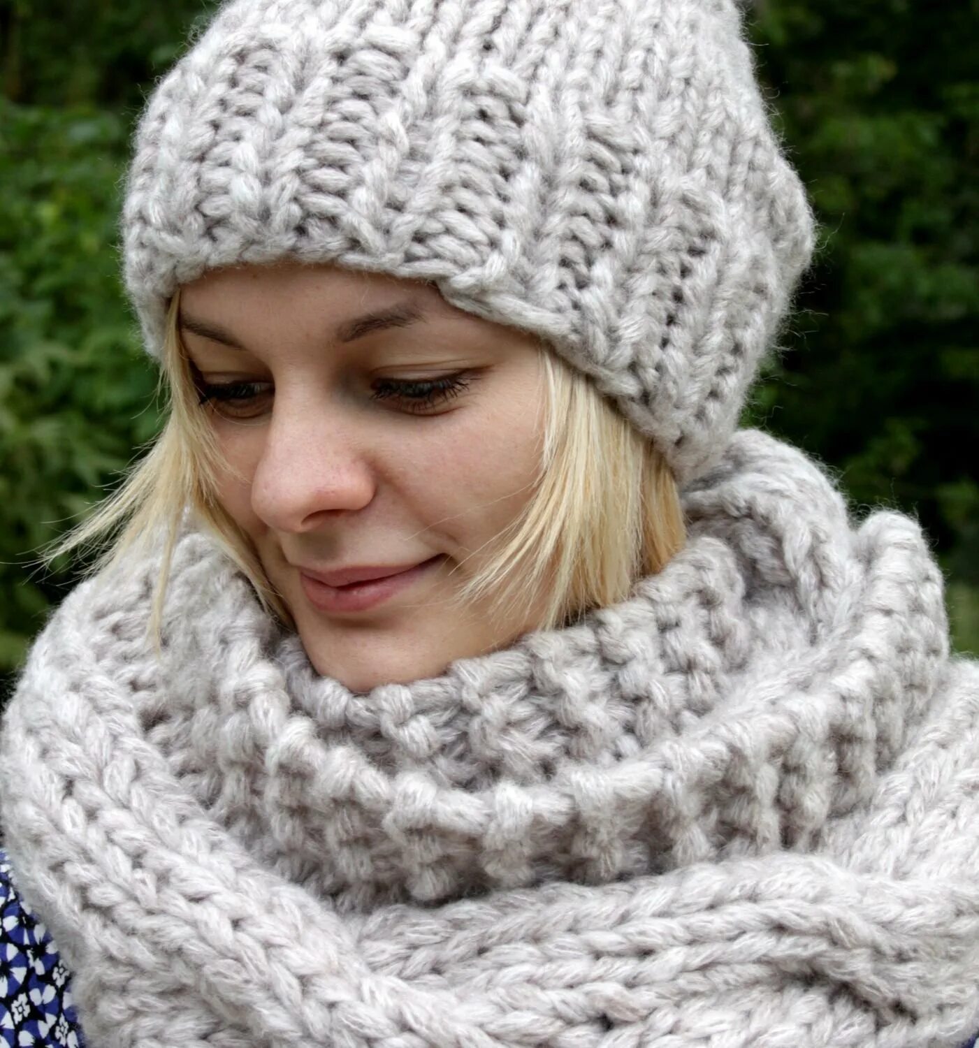 Крупная вязка для шапки спицами для женщин. Объемные шапки крупной вязки. Шапка из объемной пряжи спицами. Шапка крупной вязки. Шапка крупная вязка.