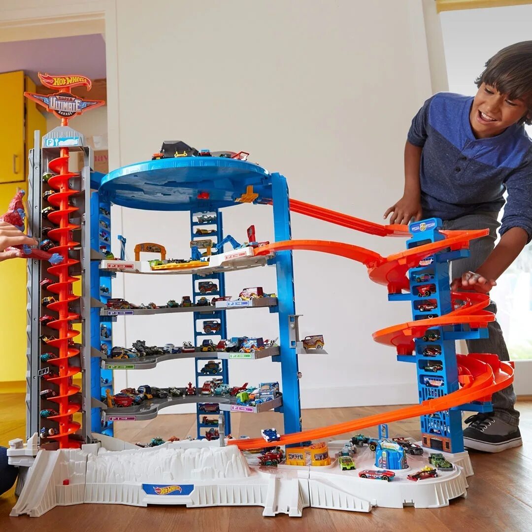 Hot wheels дети играют. Hot Wheels гараж. Hot Wheels hw Ultimate Garage автотрек. Hot Wheels Сити гараж. Гараж hot Wheels гараж hot Wheels.
