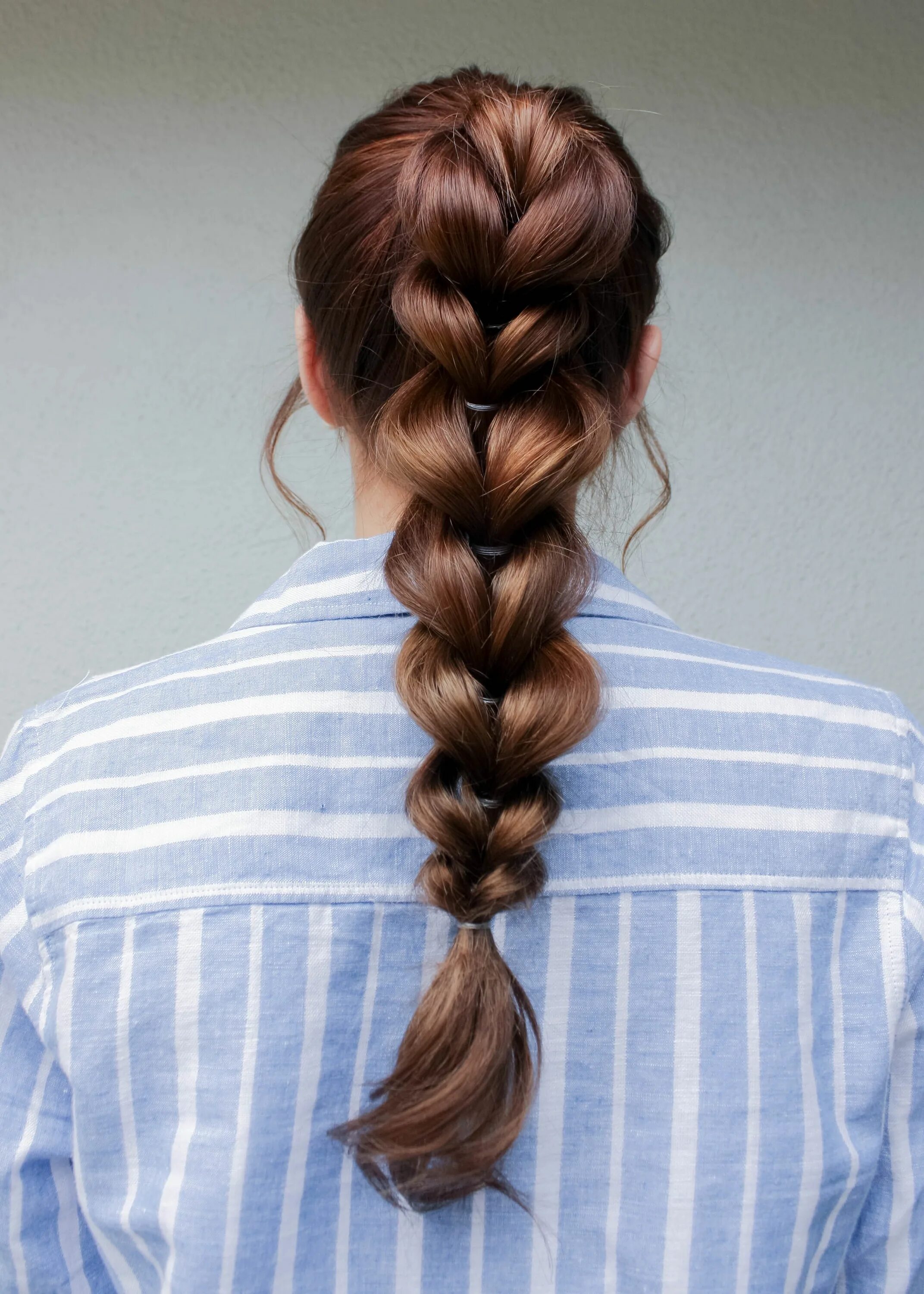 Коса Bubble Braid.. Косы с резинками. Коса из хвоста с резинками. Прическа хвост с резинками