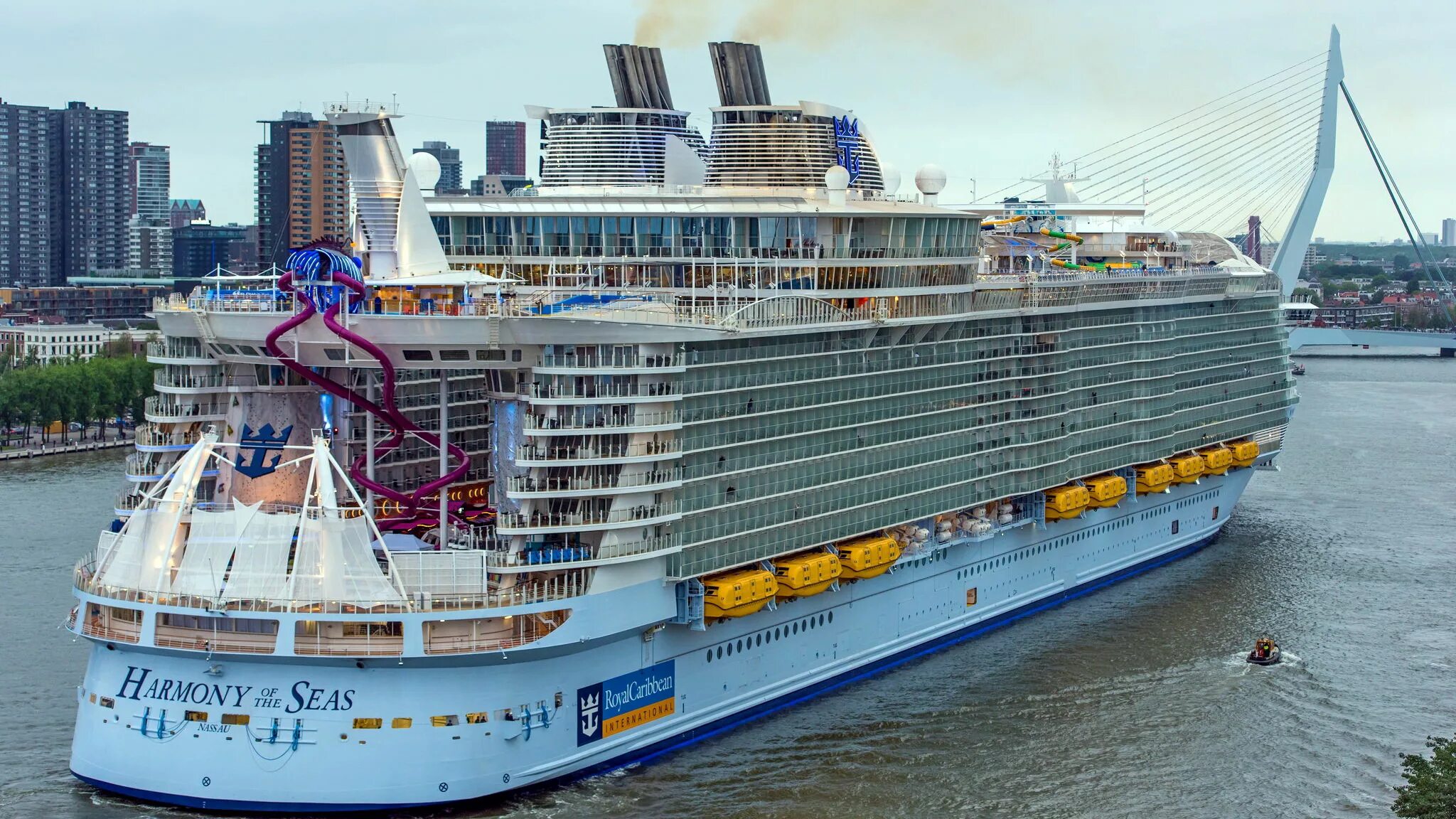 Seas 14. Самый большой круизный лайнер. Harmony of the Seas. Корабль везёт пассажиров.