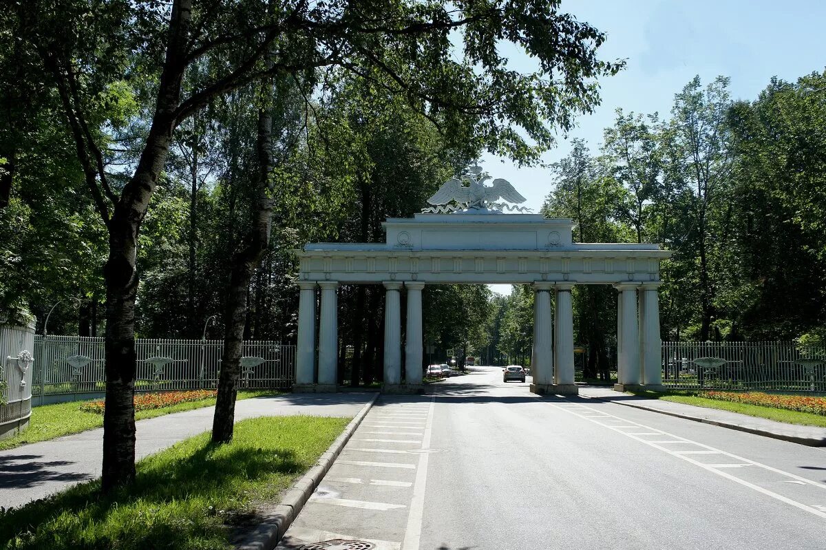 Николаевские ворота Павловск. Павловский парк чугунные ворота. Николаевские чугунные ворота в Павловске. Чугунные ворота Павловск. Николаевские ворота