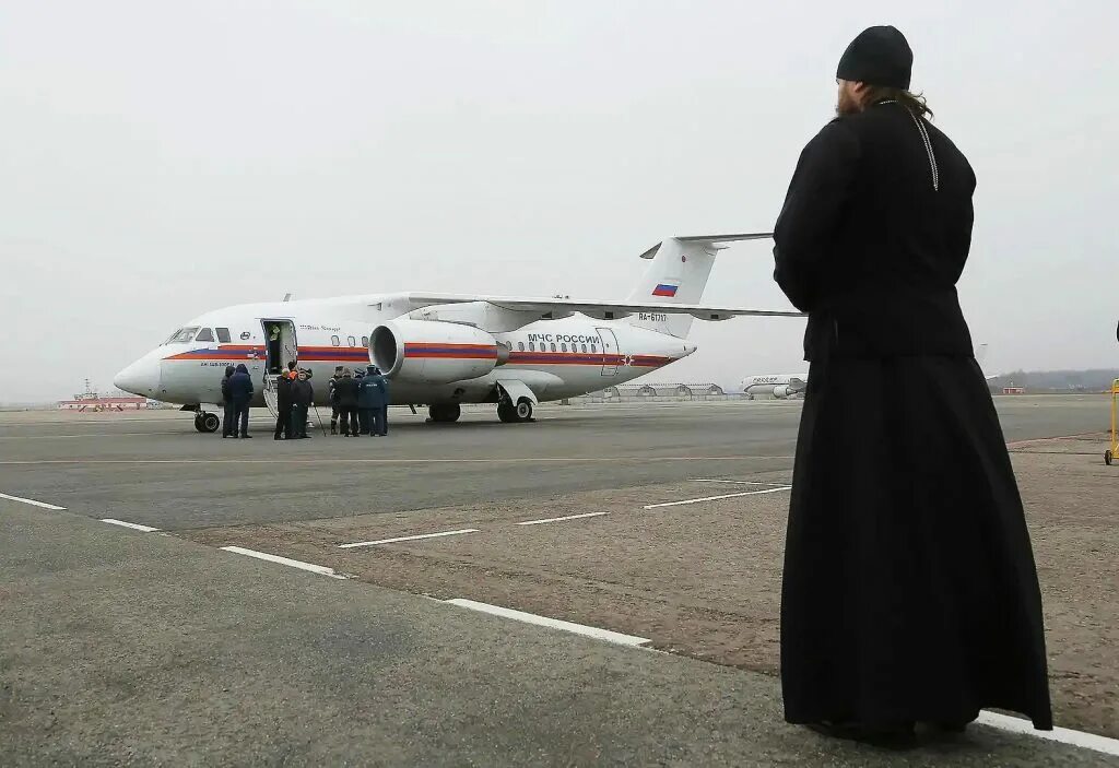 Священник в самолете. Аэропорт Пулково Когалымавиа. Батюшка на трапе самолёта.