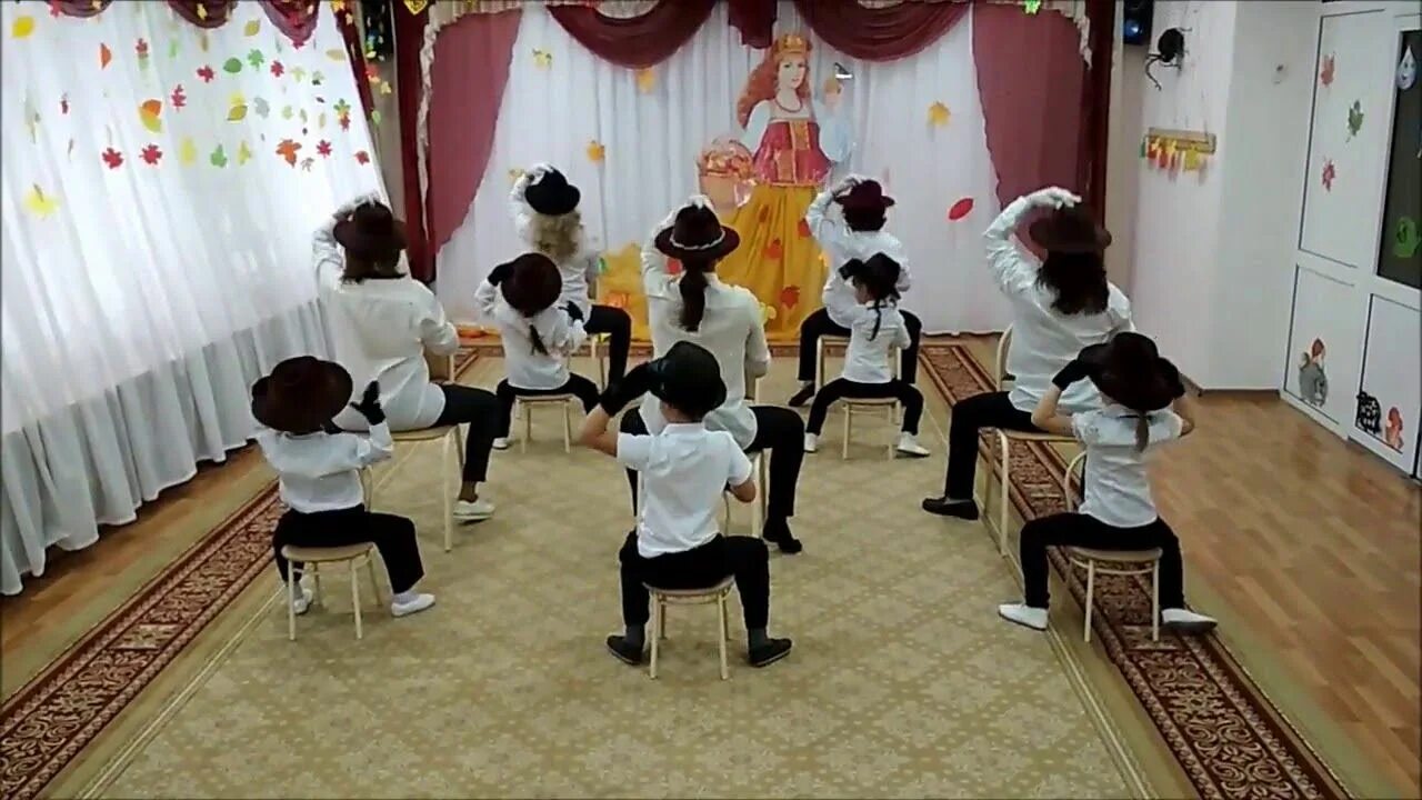 Танец шляпа видео. Танец с шляпами для мальчиков в детском саду. Танец со стульями и шляпами мальчики. Танец со шляпка и в детском саду. Танец со шляпами на стульях в детском саду.