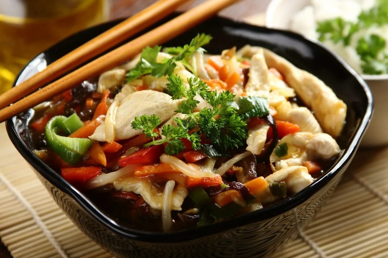 свинина стир-фрай с овощами. лапша с соевым соусом и курицей. курица с овощами по-китайски. китайская курица в кислосладком соцсе. курица по китайски с овощами.