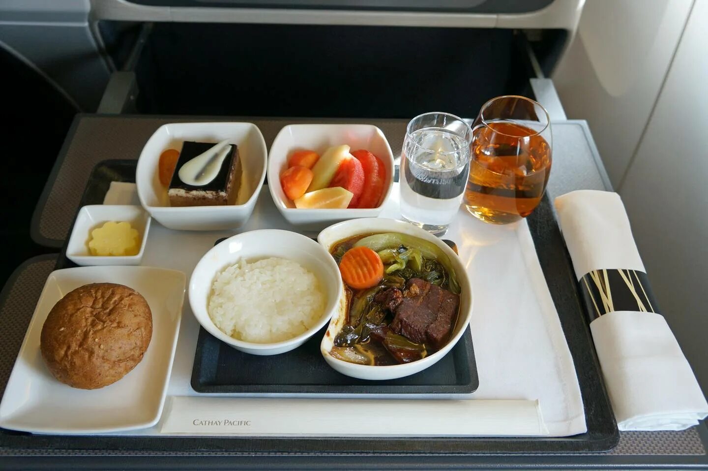 Самолете дают еду. Cathay Pacific Airways бизнес класс. Самолет Cathay Pacific 1 класс еда. Еда в самолете. Еда в самолете бизнес класс.